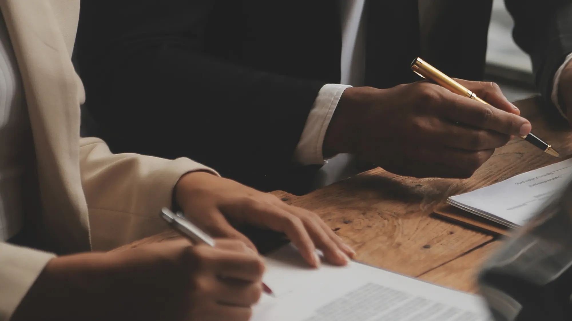 good-service-cooperation-consultation-businesswoman-male-lawyer-judge-counselor-having-team-meeting-with-client-law-legal-services-concept 1 (1) (1) Zdjęcie startowe