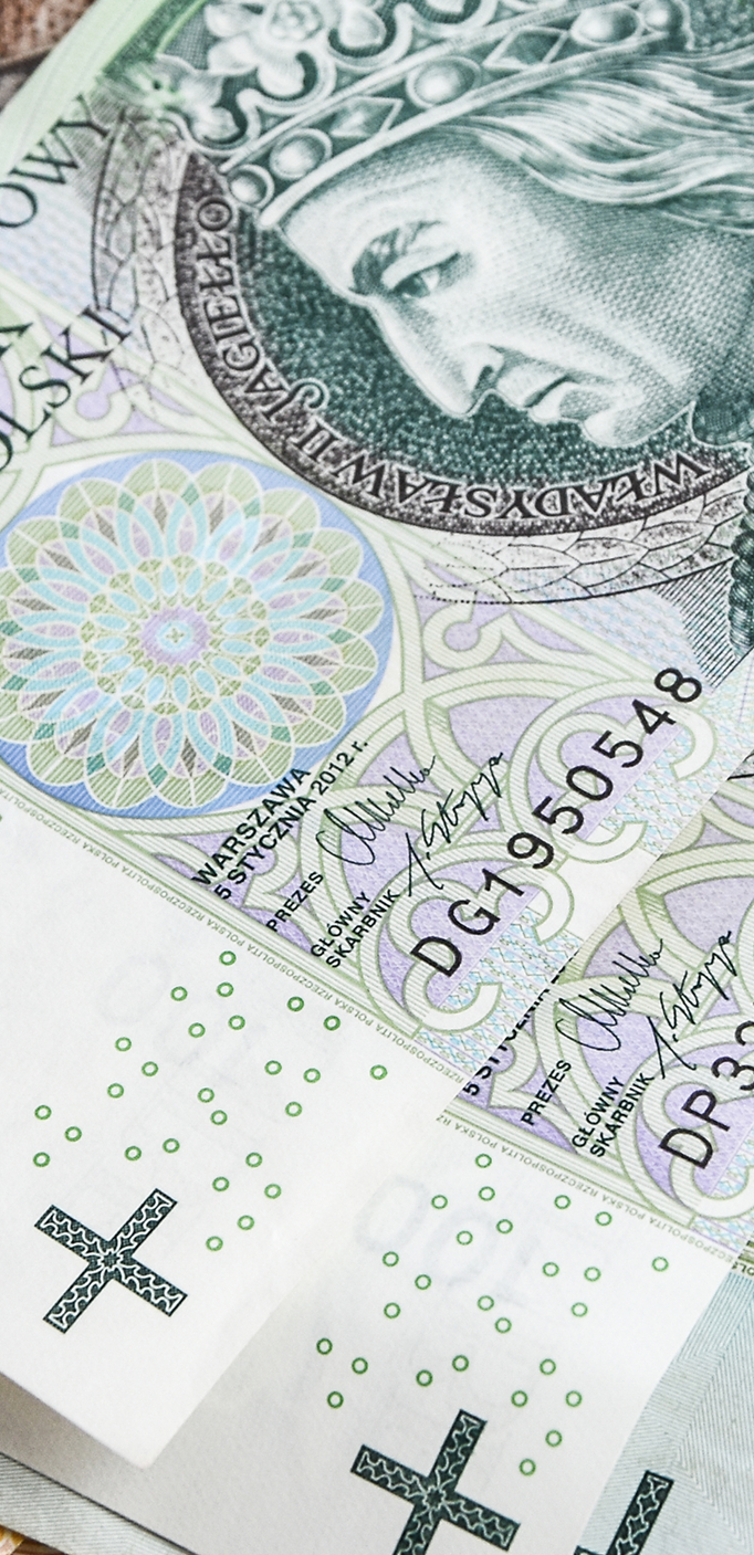 Polish zloty – cross-border banking issues for UK-based Poles 100 Polish zloty note symbolizing Polish bank law for Poles living in the UK